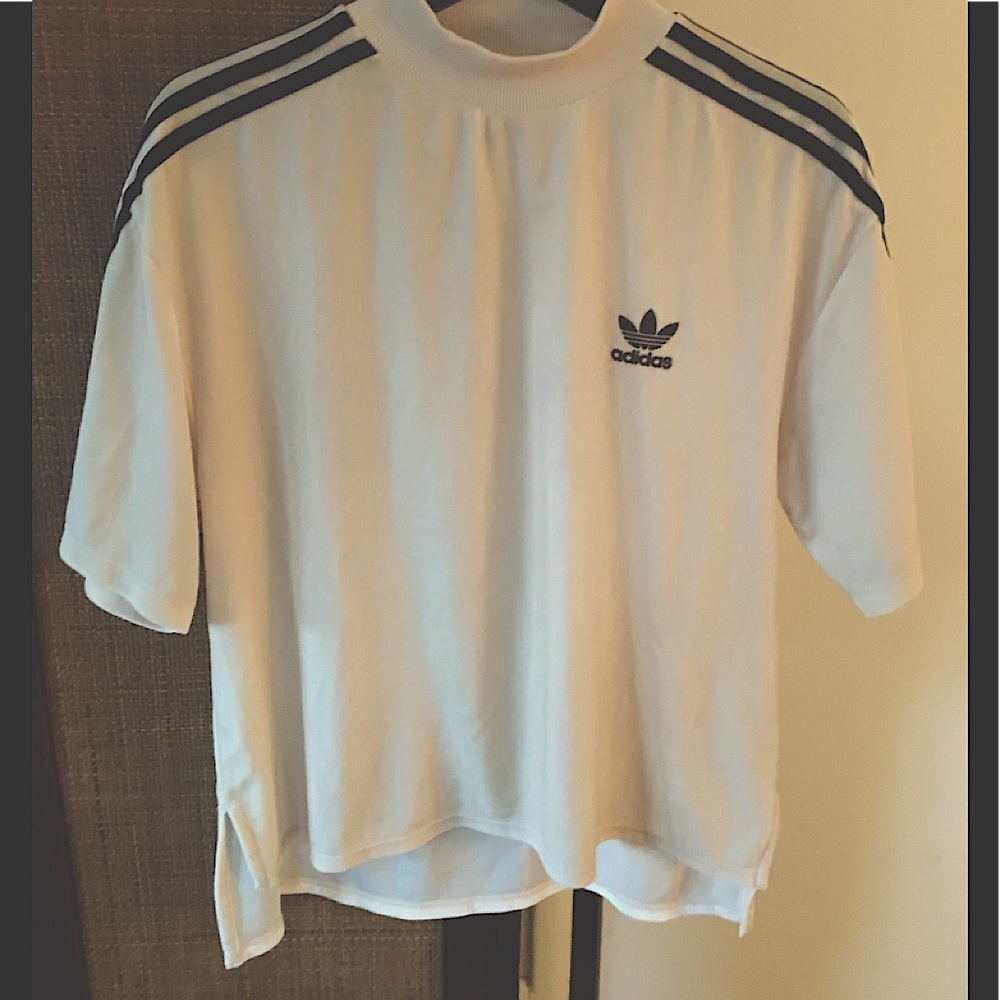 Short sleeve adidas crew neck shirt. Super soft.